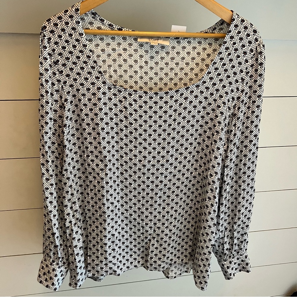 LOFT Ann Taylor Women’s NWT New Navy  and White Modern Floral Blouse Size Medium